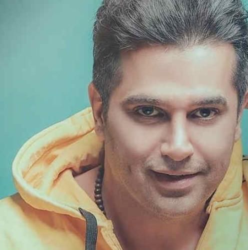 اهنگ دستت تو دست منه وقتی داره بارون میزنه تو این هوا عطرت