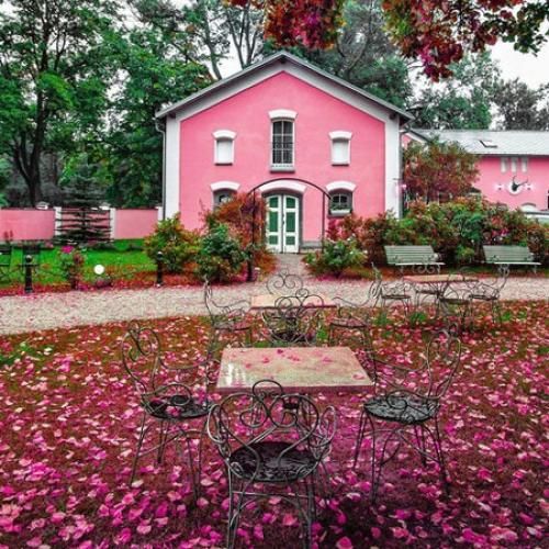  ریختن تو حیاط با رختای آبی و گلی